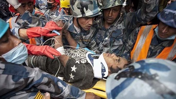 Nepal&#039;deki derpemin ardından bir genç enkazdan 5 gün sonra diri çıktı