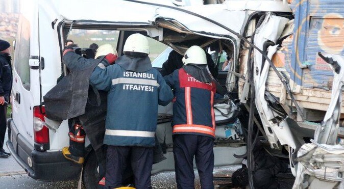 İstanbul&#039;da feci kaza: 3 ölü, 6 yaralı