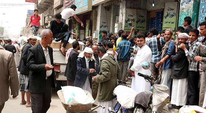 Yemen&#039;de halk iç savaş korkusuyla gıda stokluyor