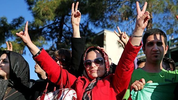 İranlılar yaptırımların tek seferde kaldırılmasını istiyor