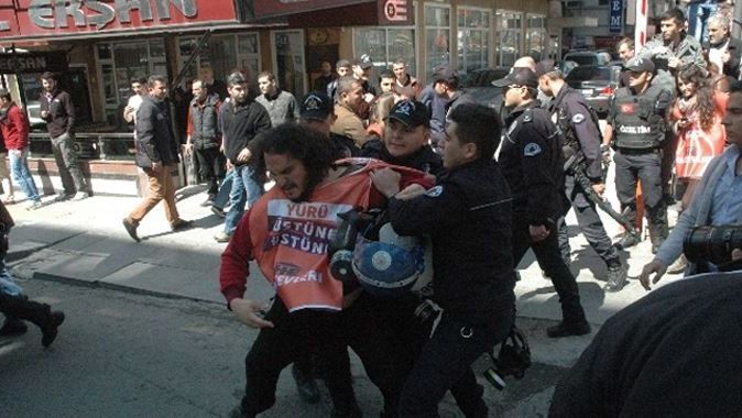 Ankara&#039;da afiş arbedesi, 18 gözaltı