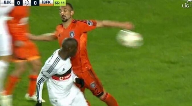 Beşiktaşlılar penaltı pozisyonuna çıldırdı &#039;Çiftetelli oynar gibi..&#039;