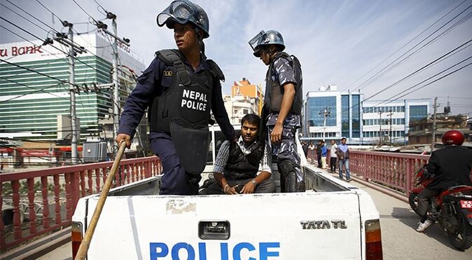 Nepal&#039;de grev yapan göstericilerle polis çatıştı