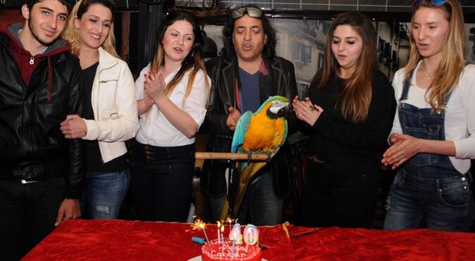 Özal&#039;ın papağanın 40.yaşını kutladı