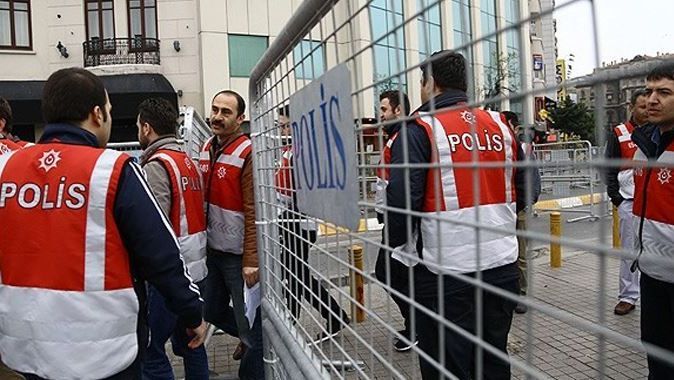 Taksim&#039;deki polislere kırmızı yelek!