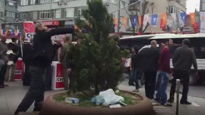 CHP&#039;liler İstanbul&#039;da AK Parti standını bastı! 