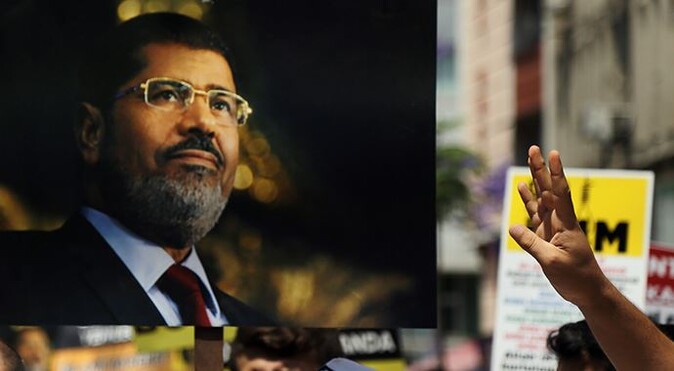 Türkiye, Mursi için ayakta 