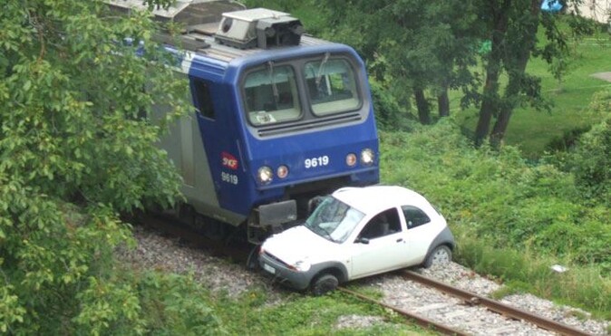 Otomobil trenin altında kaldı: 5 ölü