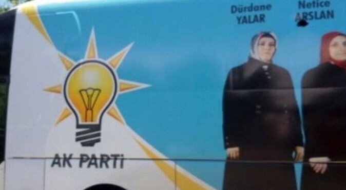 AK Parti seçim otobüsüne taşlı saldırı