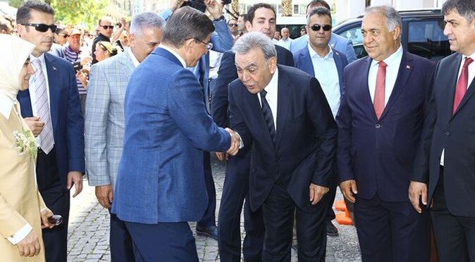 İzmir&#039;e giden Başbakan Davutoğlu&#039;na Kocaoğlu&#039;ndan özel ilgi