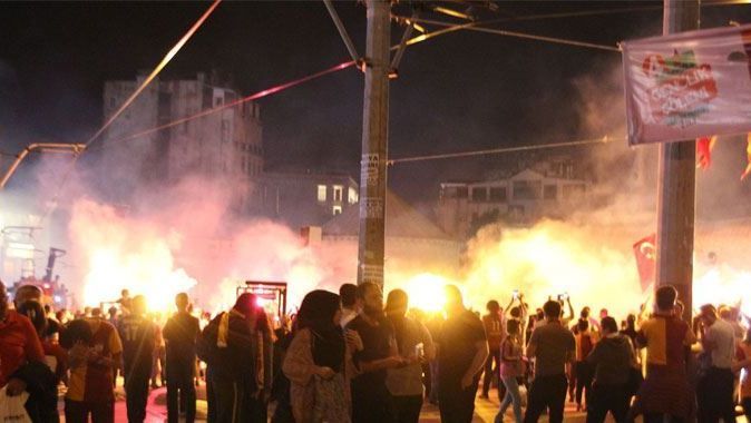 Galatasaray taraftarı Taksim&#039;de coştu