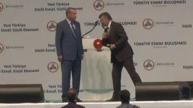 Cumhurbaşkanı Erdoğan anonsçusunu üç kere düzeltti