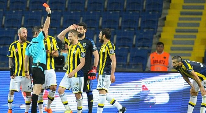 Fenerbahçe&#039;ye 4 kırmızı kart çıktı