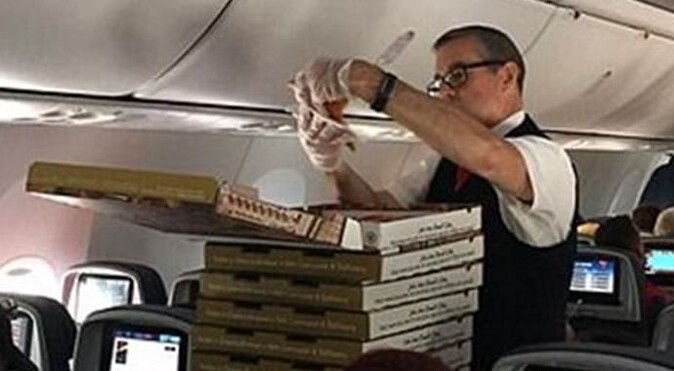 ABD&#039;de bir pilot yolculara pizza ısmarladı