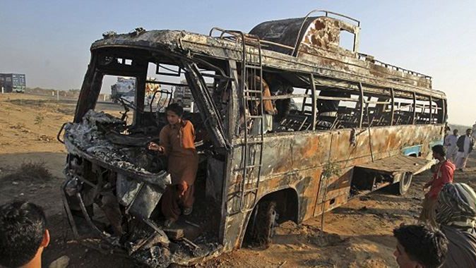 Pakistan&#039;da otobüs yandı: 11 ölü