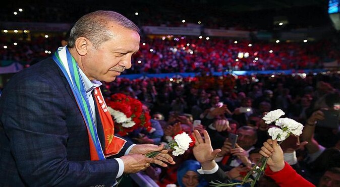 Erdoğan sahneye ilk kez bu anonsla çıktı!