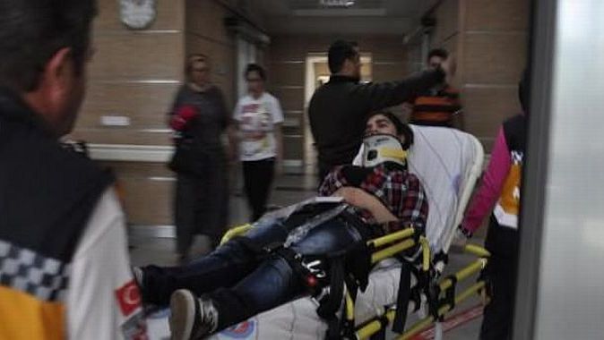 Öğrenci servisine vinç çarptı: 21 yaralı