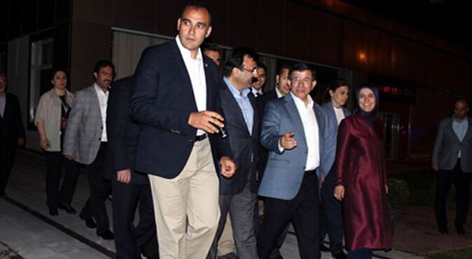 Davutoğlu, Abdullah Gül&#039;ün ailesini ziyaret etti