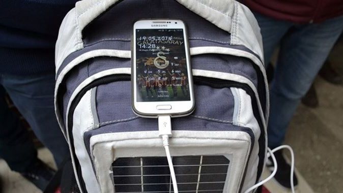 Sırt çantasındaki güneş paneliyle telefonunuzu şarj edebilirsiniz