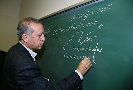 Erdoğan tahtaya yazıp altına imzasını attı