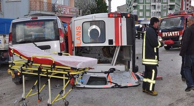 Ambulansın da karıştığı kazada 1 kişi öldü