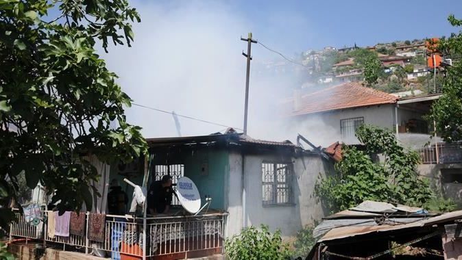 Antalya&#039;da müstakil ev yangında kül oldu