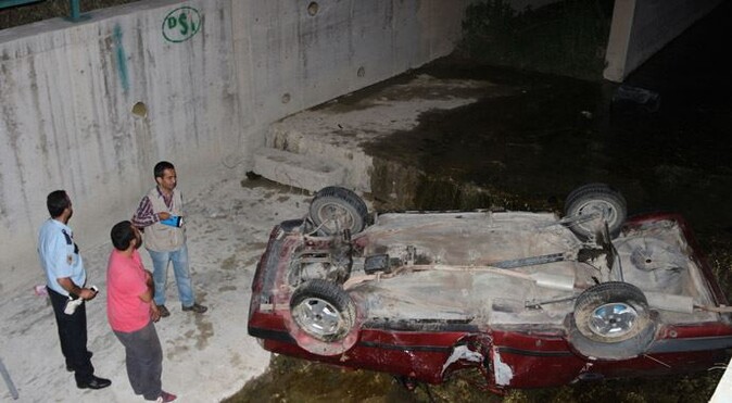Mersin&#039;de otomobil dereye uçtu! 5 kişi yaralandı 