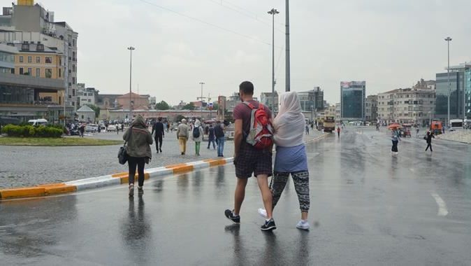 Taksim&#039;de vatandaşlar yağmura hazırlıksız yakalandı