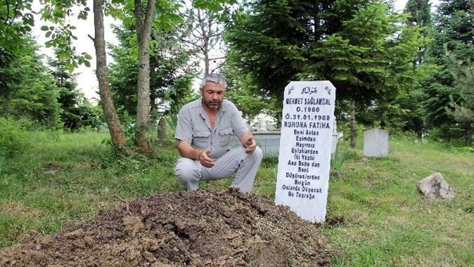  26 yıldır bulunmayan abisinin mezarını kazdı