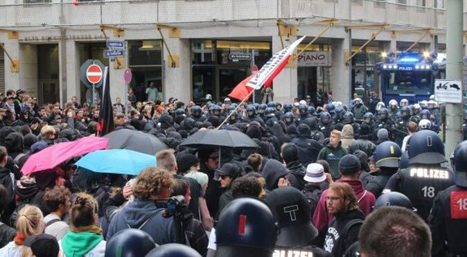 Almanya&#039;da İslam karşıtı gösteriye protesto