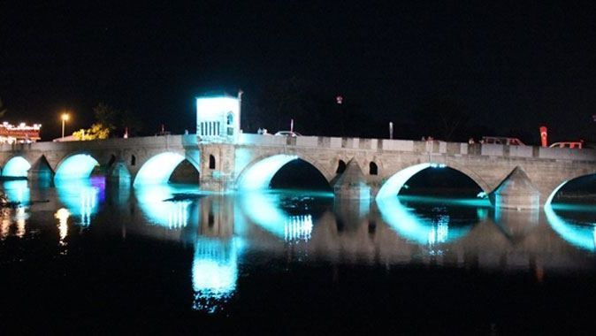 500 yıllık tarihi Tunca Köprüsü&#039;ne müthiş aydınlatma