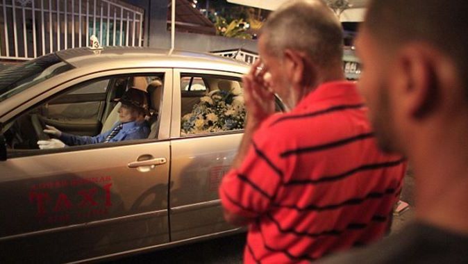 Taksi şoförüne direksiyon başında cenaze töreni