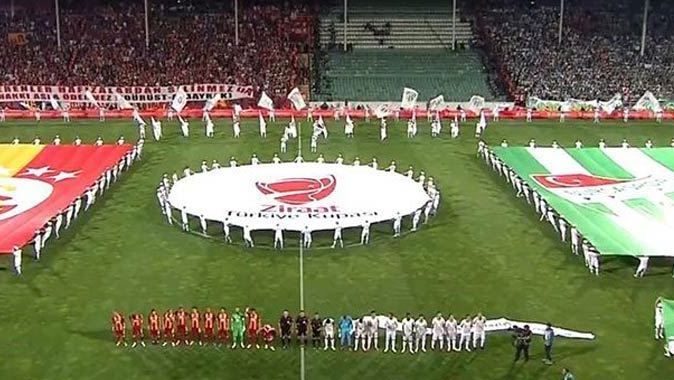 Galatasaray taraftarlarından olay pankart!