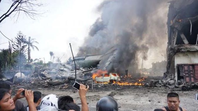 Endonezya&#039;da askeri uçak düştü: 30 ölü