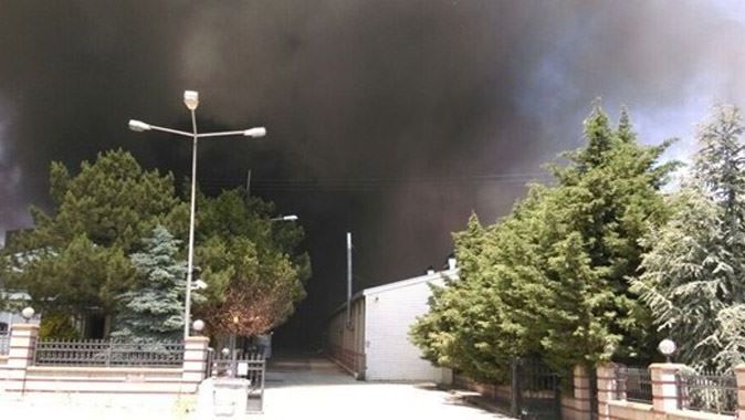 İstanbul&#039;da korkutan fabrika yangını