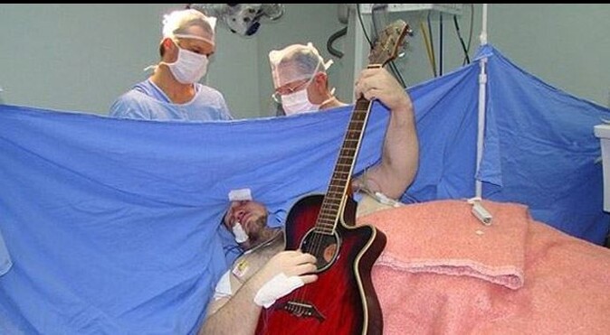 Brezilyalı gitarist beyin ameliyatında gitar çaldı!
