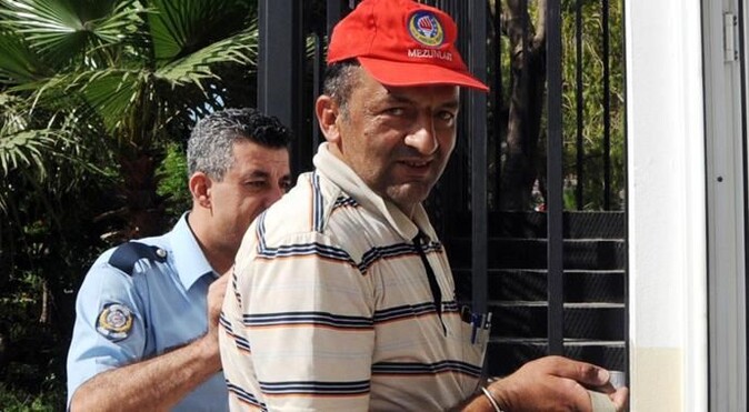 Ahmet Davutoğlu&#039;nun afişini yırttı, gözaltına alındı