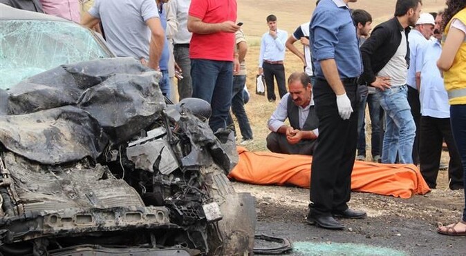 Diyarbakır&#039;da minibüs ile otomobil çarpıştı: 2 ölü, 14 yaralı