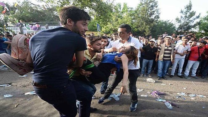 Diyarbakır&#039;daki patlamada 2 ölü 100 yaralı
