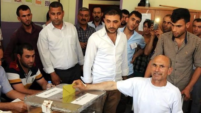Diyarbakır&#039;da HDP mitingindeki saldırıda yaralananlar oy kullandı 