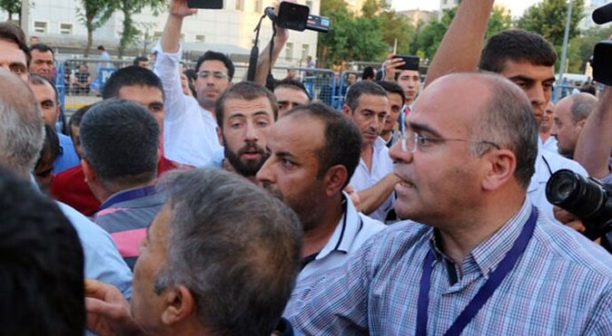 Diyarbakır&#039;da İl Seçim Kurulu&#039;nun önünde gergin bekleyiş