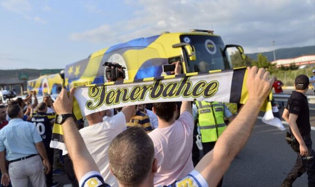 Fenerbahçe kafilesine Düzce&#039;de coşkulu karşılama