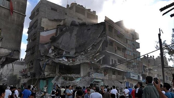 Gazze&#039;de ev çöktü: 4 yaralı