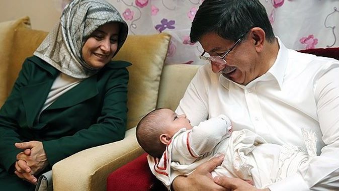Başbakan Davutoğlu Türkmen aile ile iftar yaptı