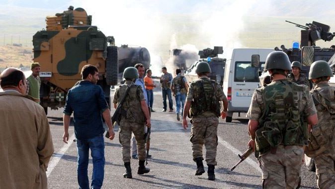 PKK yine durmuyor! Ağrı&#039;da araçlara molotoflu saldırı 