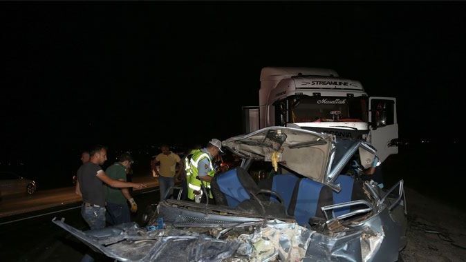 Erzincan&#039;da otomobil ile TIR çarpıştı: 1 ölü