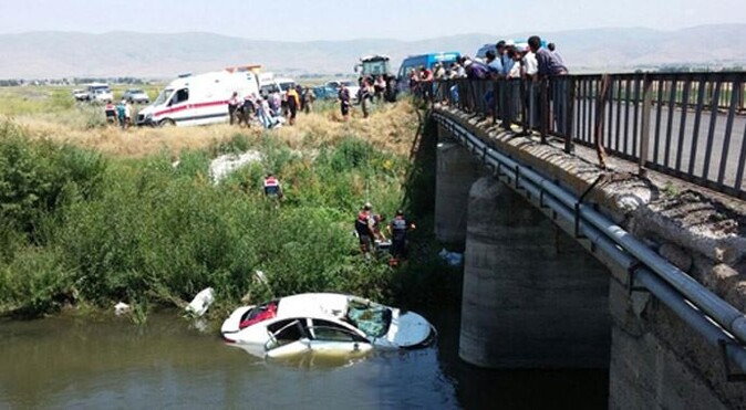 Otomobil Karasu Nehri&#039;ne uçtu: 6 ölü