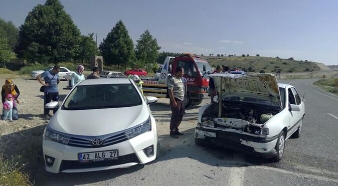 Konya&#039;da iki araba çarpıştı, 6 kişi yaralandı