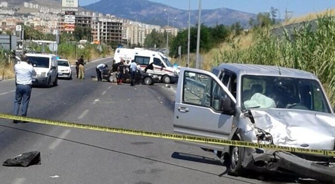 İzmir&#039;de otomobil ile kamyonet çarpıştı: 2 ölü