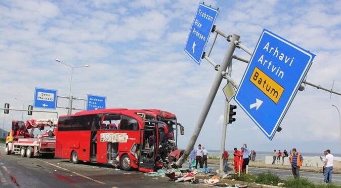 Rize&#039;de yolcu otobüsü kaza yaptı, ölü ve yaralılar var